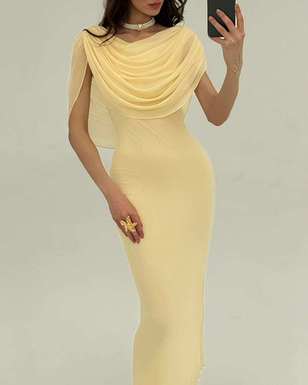 Vestido largo amarillo sin mangas con cuello drapeado