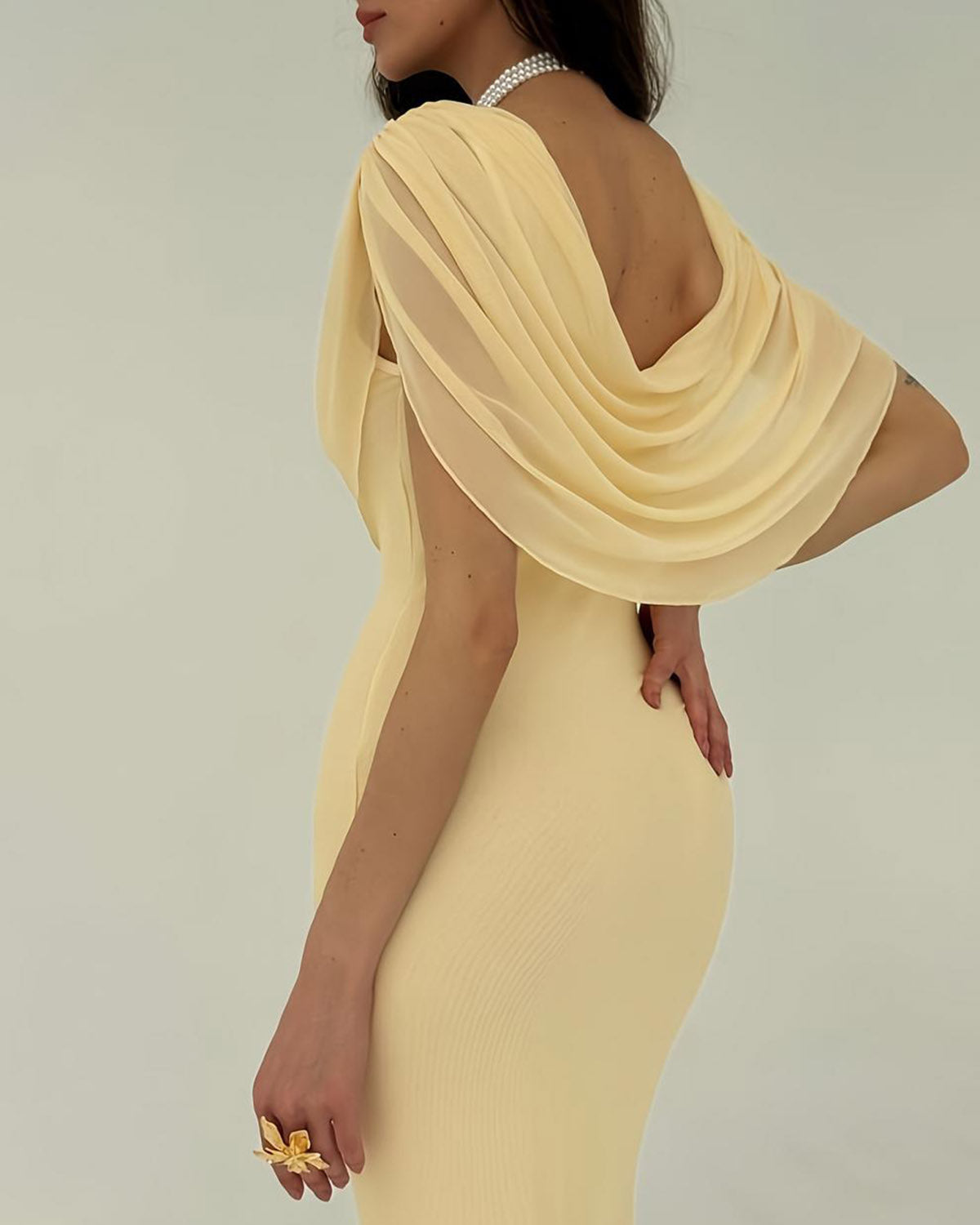 Vestido largo amarillo sin mangas con cuello drapeado