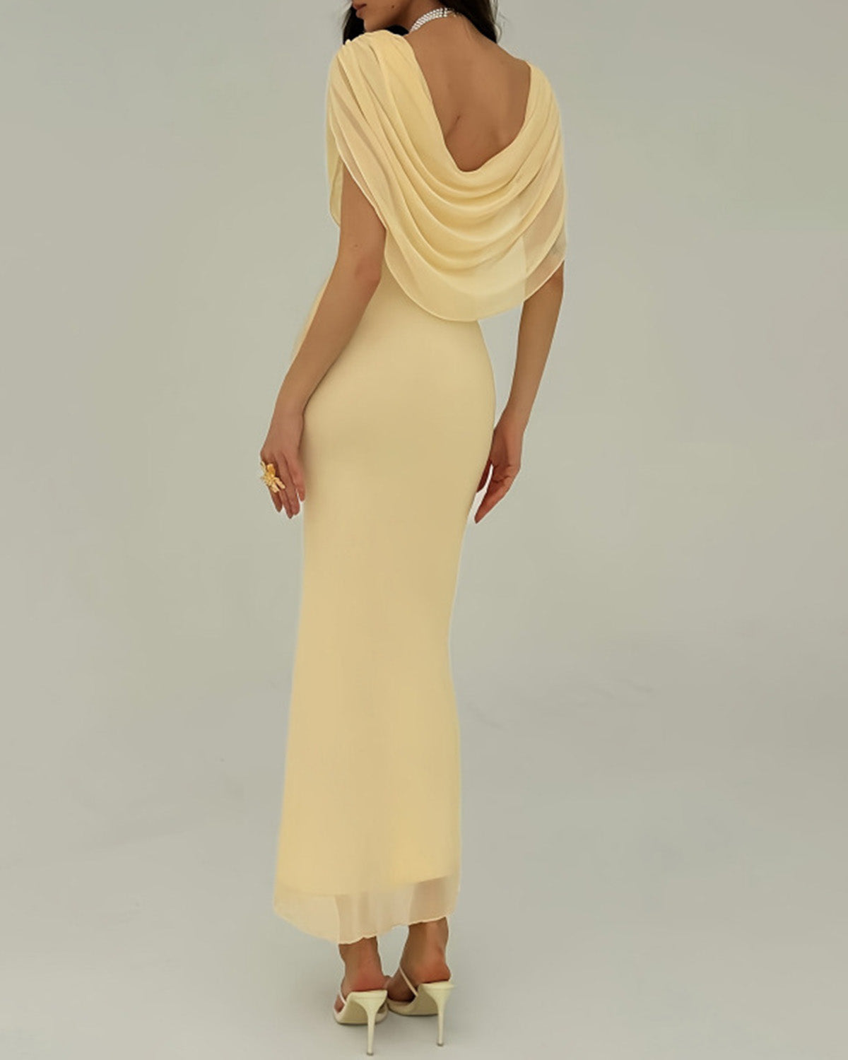 Vestido largo amarillo sin mangas con cuello drapeado