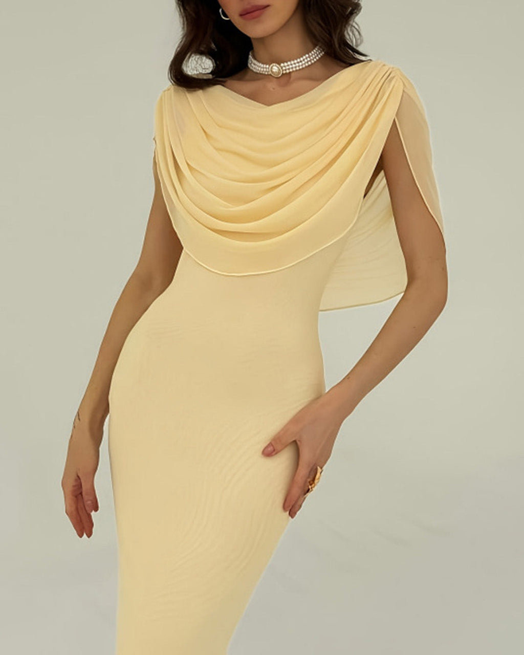 Vestido largo amarillo sin mangas con cuello drapeado